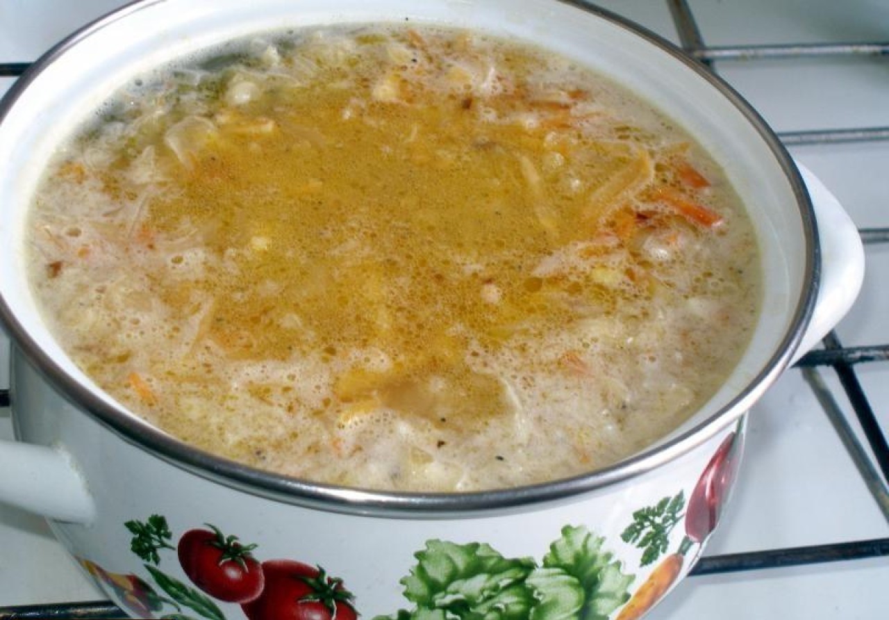 Прокисший суп как понять. Суп в кастрюле. Щи в кастрюле. Варка супа. Пенка на супе.