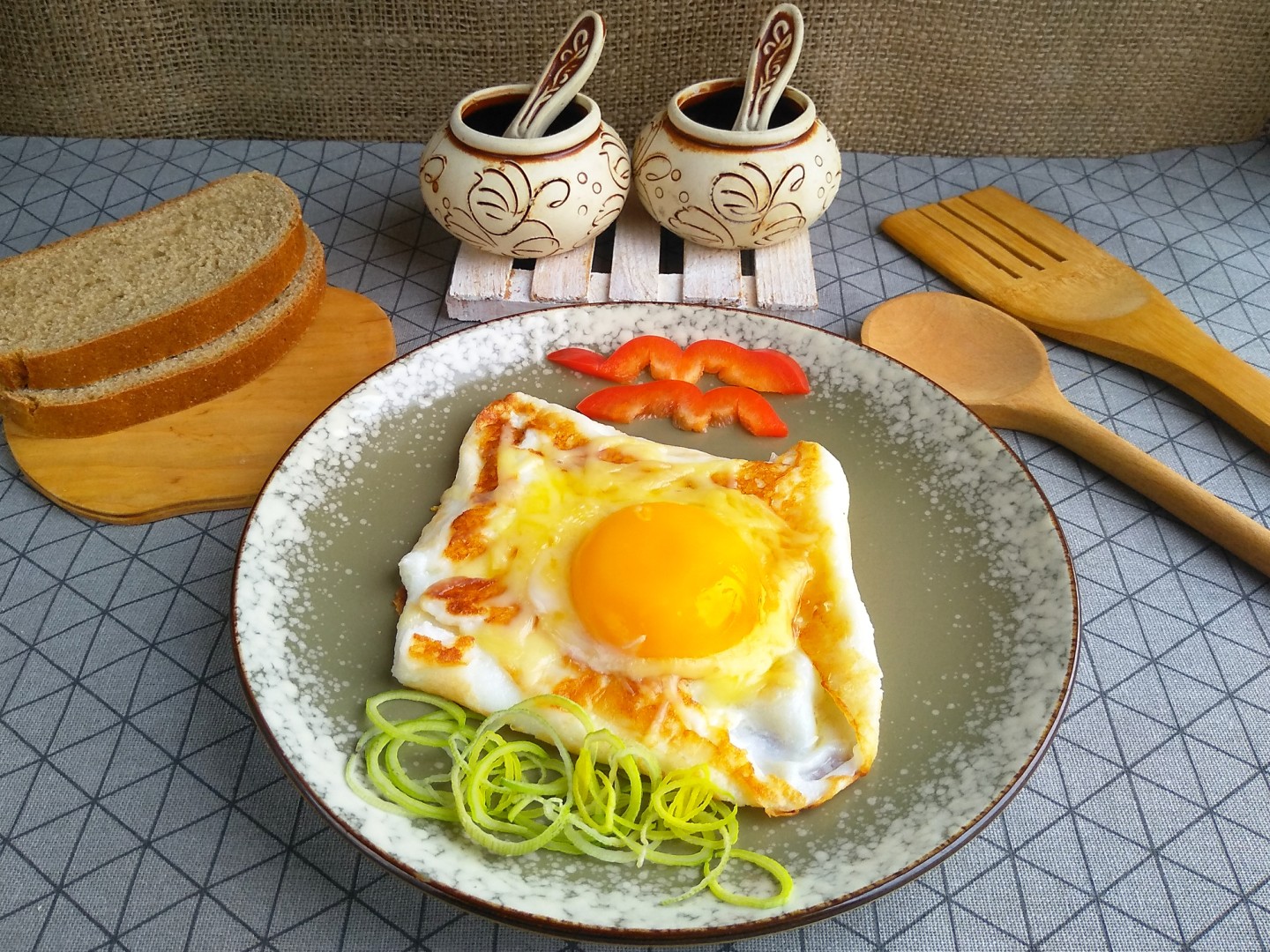 Завтрак из яйца с начинкой. Необычный завтрак из яиц. Завтрак из яиц и сыра. Завтрак из яичницы. Интересная идея для завтрака из яиц и сыра.