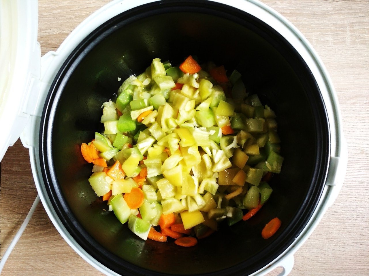 Приготовление тушеных овощей на сковороде. Тушёные овощи в мультиварке. Тушеные овощи с молоком. Тушеные овощи рецепт. Рецепт приготовления тушёных овощей.