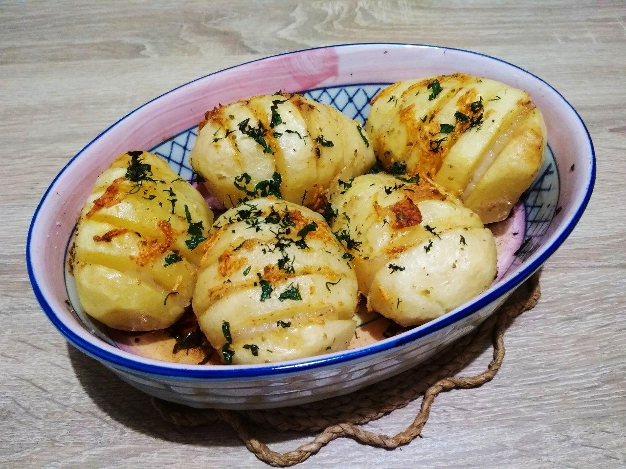 Картошка с салом в духовке рецепт. Картошка с салом и грибами в духовке.