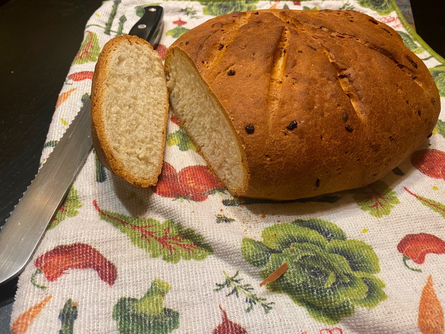 Хлеб татарск. Хлеб с луком. Хлеб картофельный с луком. Луковый хлеб в духовке. Черный хлеб с луком.
