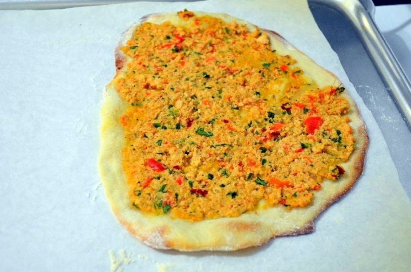 турецкая пицца с фаршем и помидорами в духовке фото 97