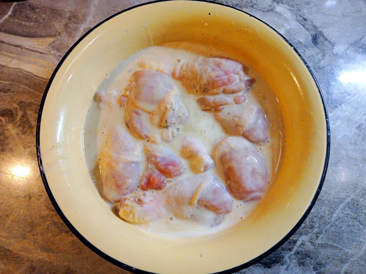 Мариновать курицу в кефире. Курица маринованная в кефире. Маринад для курицы на кефире. Маринование курицы в кефире. Курочка маринованная в кефире.