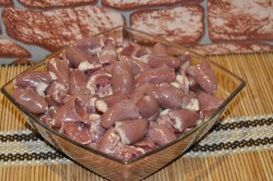 куриные сердечки в сметане с луком в мультиварке рецепт тушеные. serdechki v smetane s mukoi i lukom v multivarke 1609130949 6 min. куриные сердечки в сметане с луком в мультиварке рецепт тушеные фото. куриные сердечки в сметане с луком в мультиварке рецепт тушеные-serdechki v smetane s mukoi i lukom v multivarke 1609130949 6 min. картинка куриные сердечки в сметане с луком в мультиварке рецепт тушеные. картинка serdechki v smetane s mukoi i lukom v multivarke 1609130949 6 min. Одним из самых вкусных субпродуктов, которые принято готовить в нашей стране, являются куриные сердечки. Они относятся к первой категории, поэтому являются весьма качественным и полезным продуктом питания. Куриные сердца богаты незаменимыми аминокислотами, калием, кальцием, магнием, железом, витаминами группы В и фосфором.