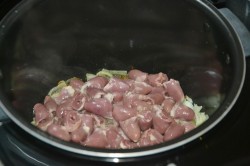 куриные сердечки в сметане с луком в мультиварке рецепт тушеные. serdechki v smetane s mukoi i lukom v multivarke 1609130949 7 min. куриные сердечки в сметане с луком в мультиварке рецепт тушеные фото. куриные сердечки в сметане с луком в мультиварке рецепт тушеные-serdechki v smetane s mukoi i lukom v multivarke 1609130949 7 min. картинка куриные сердечки в сметане с луком в мультиварке рецепт тушеные. картинка serdechki v smetane s mukoi i lukom v multivarke 1609130949 7 min. Одним из самых вкусных субпродуктов, которые принято готовить в нашей стране, являются куриные сердечки. Они относятся к первой категории, поэтому являются весьма качественным и полезным продуктом питания. Куриные сердца богаты незаменимыми аминокислотами, калием, кальцием, магнием, железом, витаминами группы В и фосфором.