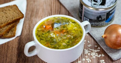 Рыбный суп из овощей с рисом и консервированной сайрой
