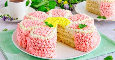 Бисквитный торт Цветок с кремом