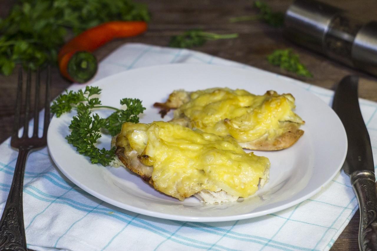 Картошка с куриным по французски. Мясо по французски с пюре. Курочка по-французски в духовке. Курочка по французски. Куриная грудка по-французски с пюре.