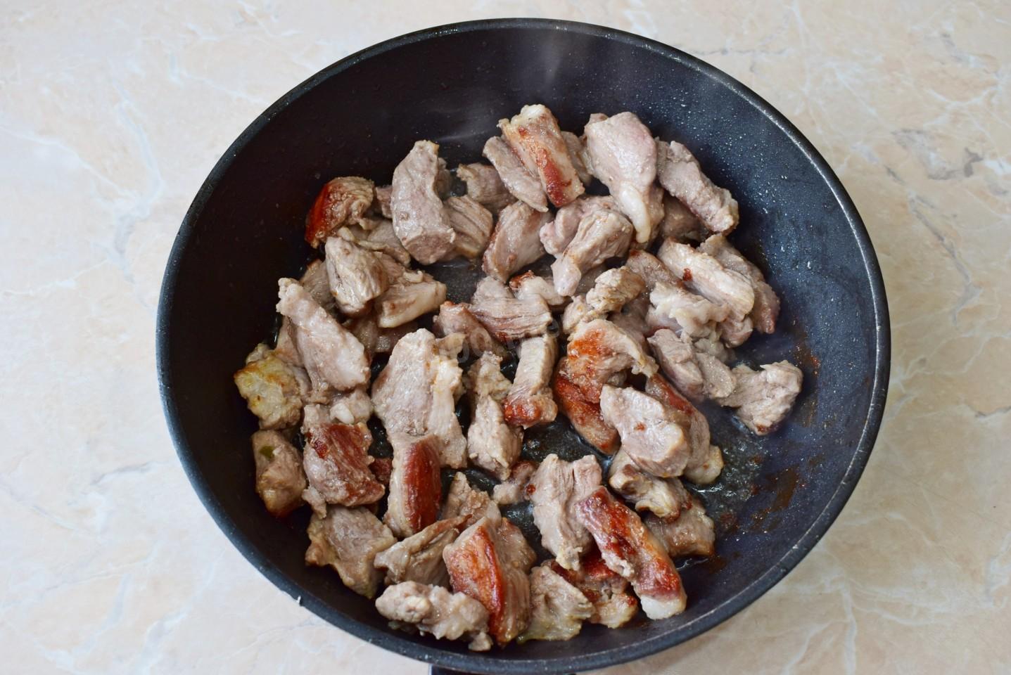 Свинина жареная кусочками рецепты. Свинина тушеная на сковороде. Мясо жареное на сковороде с луком рецепт с фото пошагово.