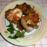 Скумбрия с овощами тушеная в сковороде с луком и морковью