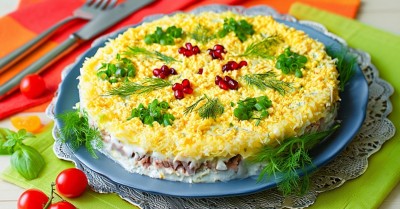 Салат с печенью трески слоеный с сыром и рисом