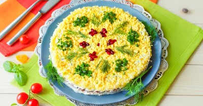 Салат с печенью трески слоеный с сыром и рисом