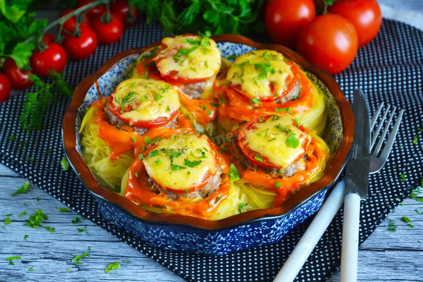 Рецепт гнезда из макарон с фаршем на сковороде с томатной пастой и сыром фото пошагово