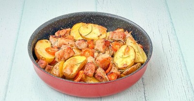 Картошка с мясом и луком на сковороде