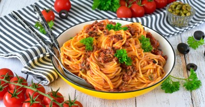 Итальянская паста Путтанеска с анчоусами и каперсами