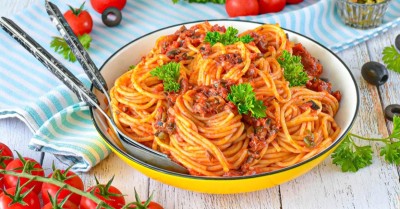 Итальянская паста Путтанеска с анчоусами и каперсами