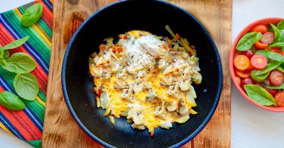 Жареная картошка с яйцом на сковороде