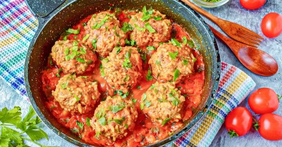 Ежики из фарша с рисом на сковороде с подливкой