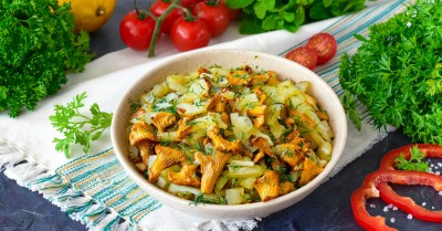Жареная картошка с лисичками и луком на сковороде