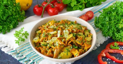 Жареная картошка с лисичками и луком на сковороде