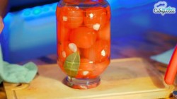 маринованные помидорчики с чесноком. Смотреть фото маринованные помидорчики с чесноком. Смотреть картинку маринованные помидорчики с чесноком. Картинка про маринованные помидорчики с чесноком. Фото маринованные помидорчики с чесноком