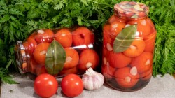маринованные помидорчики с чесноком. Смотреть фото маринованные помидорчики с чесноком. Смотреть картинку маринованные помидорчики с чесноком. Картинка про маринованные помидорчики с чесноком. Фото маринованные помидорчики с чесноком