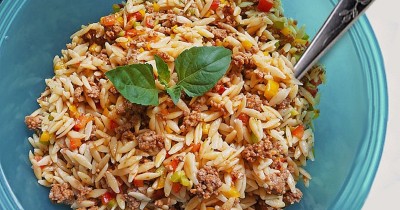 Салат с мясным фаршем и пастой орзо