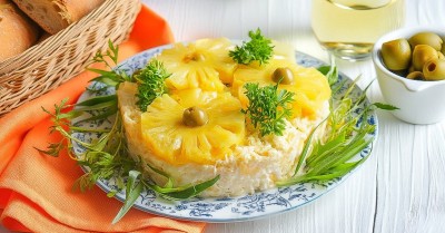 Салат Ананасы с сыром и чесноком праздничный