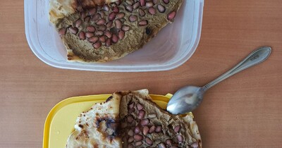 пресная лепёшка с печёночным паштетом и гранатом