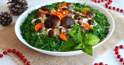 Салат Лесная Поляна с маринованными опятами морковью и луком