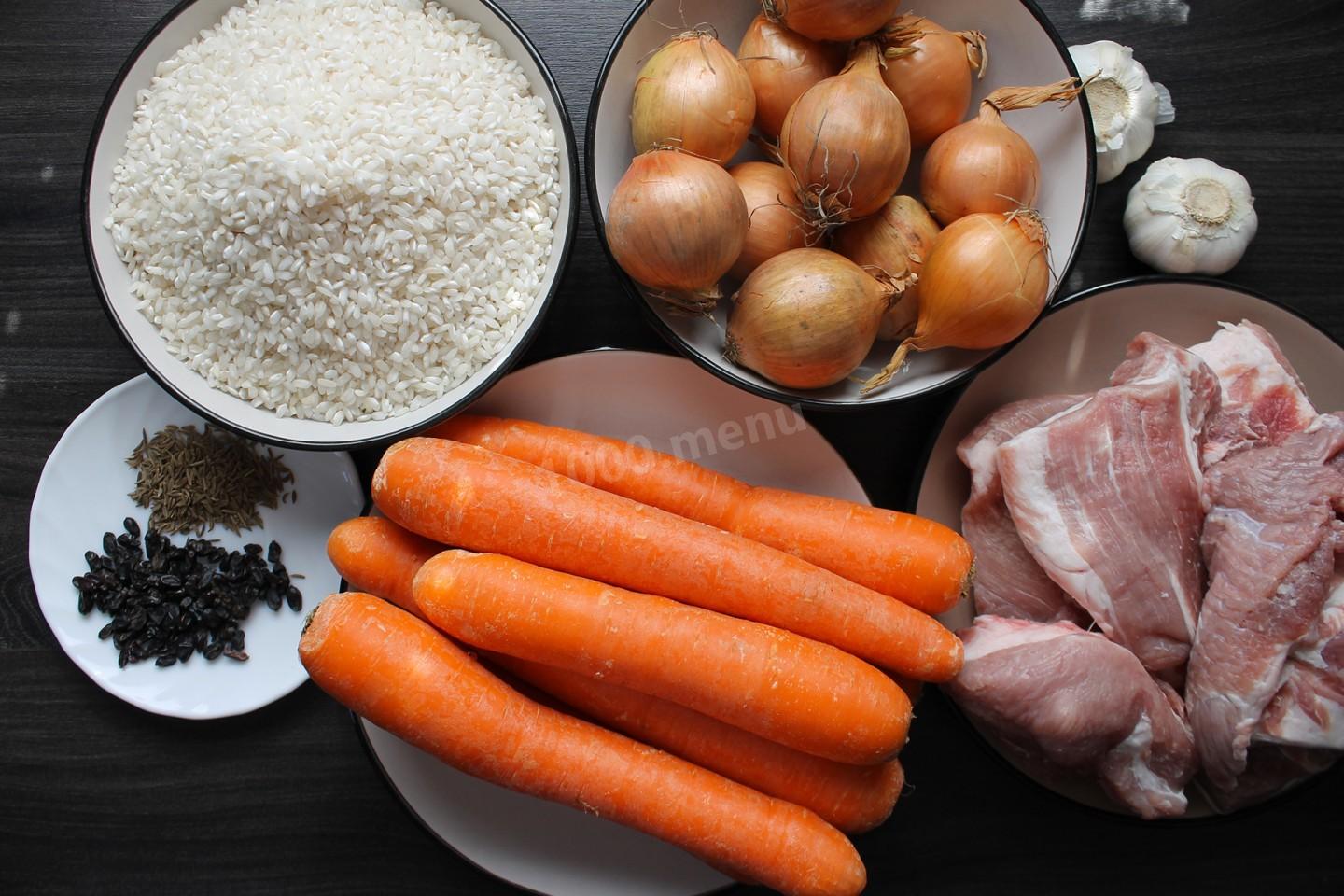 Вода свинина лук. Ингредиенты для плова в казане. Мясо с луком и морковью. Рис морковь лук мясо. Рис с морковкой и луком.