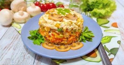 Сытный осенний салат с курицей и грибами