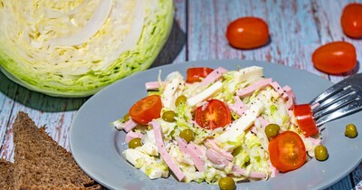 Быстрый салат из свежей капусты с ветчиной, сыром и горошком