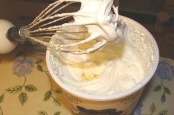 Рецепт крема клубника со сливками. krem na jelatine iogurte i slivkax s klubnikoi dlya torta 1597645779 5 min. Рецепт крема клубника со сливками фото. Рецепт крема клубника со сливками-krem na jelatine iogurte i slivkax s klubnikoi dlya torta 1597645779 5 min. картинка Рецепт крема клубника со сливками. картинка krem na jelatine iogurte i slivkax s klubnikoi dlya torta 1597645779 5 min. Сливочному крему я отдаю предпочтение гораздо чаще, чем любому другому. Мне очень нравится его нежный вкус, воздушная консистенция и возможность варьировать различные добавки, чтобы получить новые вкусовые ощущения.