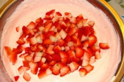 Рецепт крема клубника со сливками. krem na jelatine iogurte i slivkax s klubnikoi dlya torta 1597645779 6 min. Рецепт крема клубника со сливками фото. Рецепт крема клубника со сливками-krem na jelatine iogurte i slivkax s klubnikoi dlya torta 1597645779 6 min. картинка Рецепт крема клубника со сливками. картинка krem na jelatine iogurte i slivkax s klubnikoi dlya torta 1597645779 6 min. Сливочному крему я отдаю предпочтение гораздо чаще, чем любому другому. Мне очень нравится его нежный вкус, воздушная консистенция и возможность варьировать различные добавки, чтобы получить новые вкусовые ощущения.