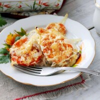 Мясо по французски с сыром и помидорами в духовке