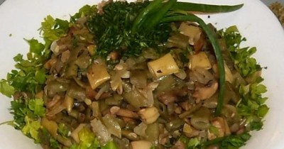 Постный салат с шампиньонами, чесноком и стручковой фасолью