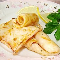 Простой рецепт вкусных кальмаров. kalmary marinovannye 1579276630 7 min. Простой рецепт вкусных кальмаров фото. Простой рецепт вкусных кальмаров-kalmary marinovannye 1579276630 7 min. картинка Простой рецепт вкусных кальмаров. картинка kalmary marinovannye 1579276630 7 min. Варить и жарить кальмаров уже умеют почти все. Но что делать с ними дальше? С чем они сочетаются, какие есть интересные блюда и в какую сторону двигаться с кулинарными экспериментами? Делимся 20 быстрыми и вкусными рецептами, что приготовить из кальмаров!
