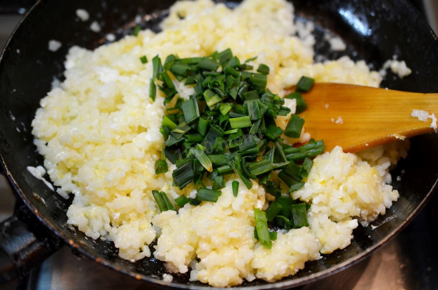 Простой рецепт риса на сковороде. Рис с луком. Рис с яйцом и луком. Рис с зеленым луком. Рис с яйцом на сковороде.