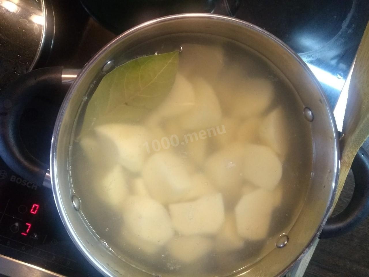 Лаврушку запекают в картошке. Как закипает вода с картошкой. Картофель бросить в кипящую воду. Горячая вода с картошкой как парить. Картошку кидать в кипящую