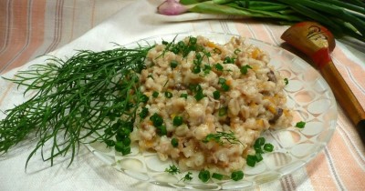 Перловка с овощами и тушенкой в мультиварке