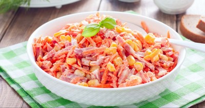 Салат с копченой колбасой кукурузой и морковью