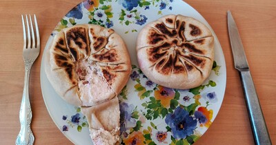 пресный пирожок с творогом, клубникой и грецким орехом