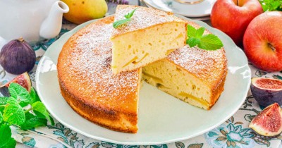 Шарлотка с манкой и яблоками в духовке