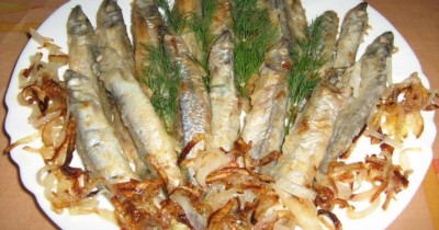 Мойва на сковороде с жареным луком