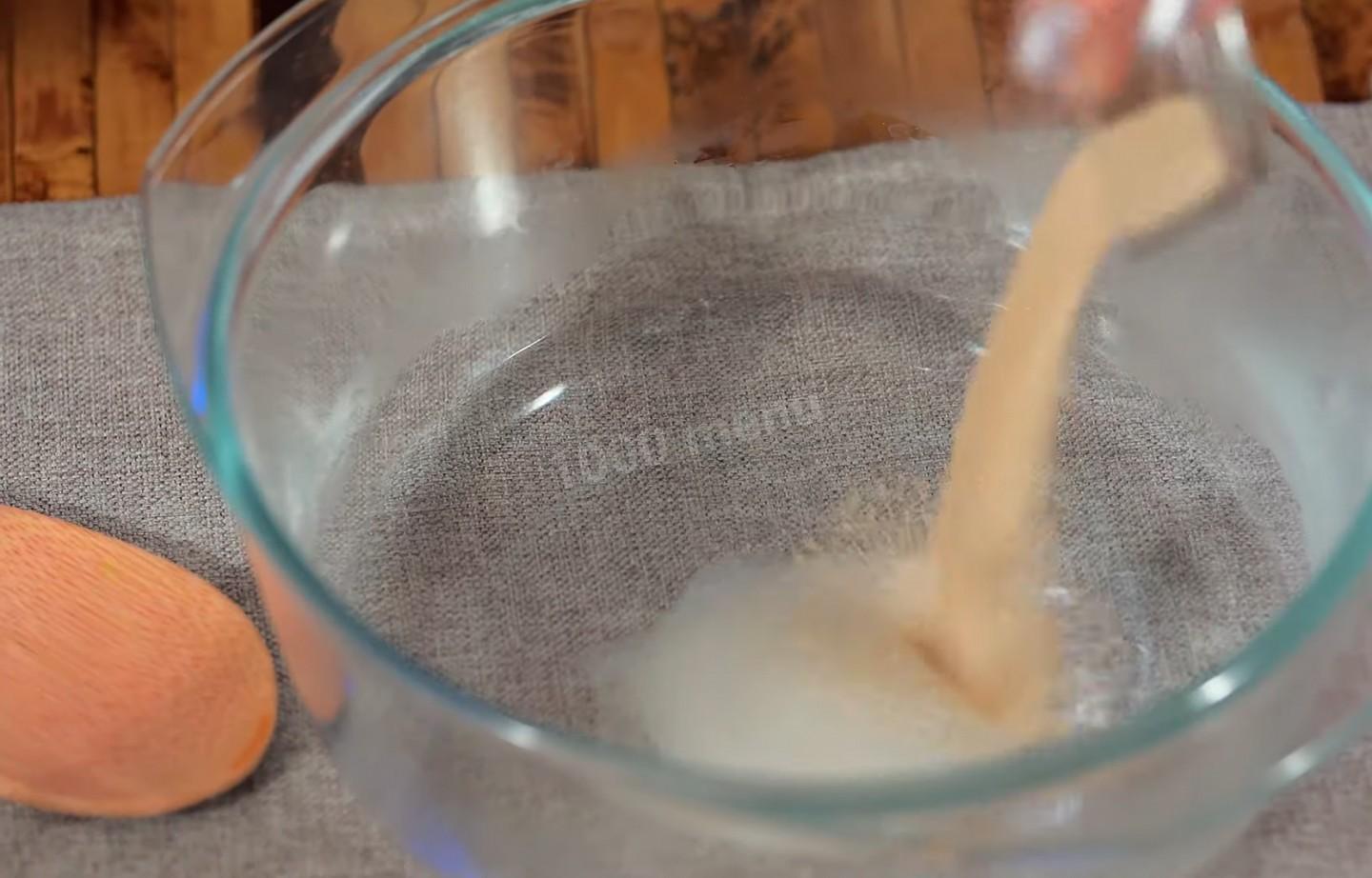 Стакан кипяченой воды ложка молока и чеснок чайной ложки. Пакетик сухих дрожжей высыпать в миску.