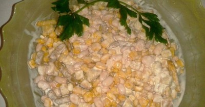 Салат из фасоли консервированной с майонезом и сухариками