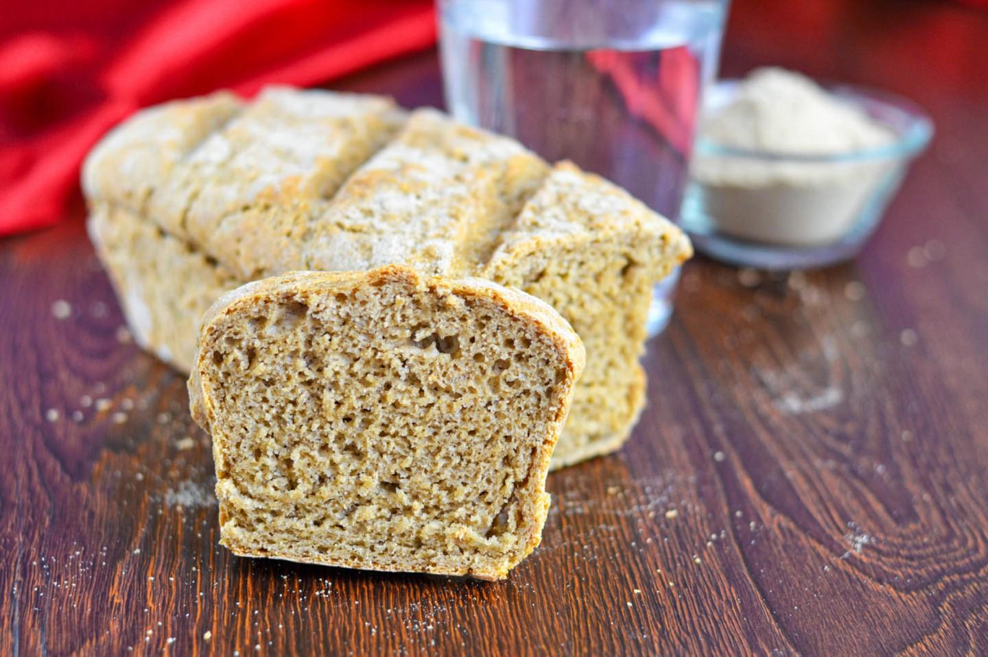 Амарантовый хлеб рецепт. Хлеб из амарантовой муки. Хлеб с амарантовой мукой. Хлебцы из амарантовой муки. Хлеб из муки амаранта.