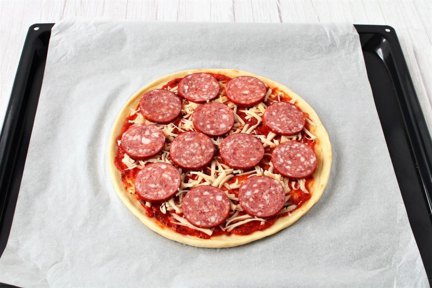 приготовление пиццы в духовке с колбасой и сыром домашних условиях фото 69