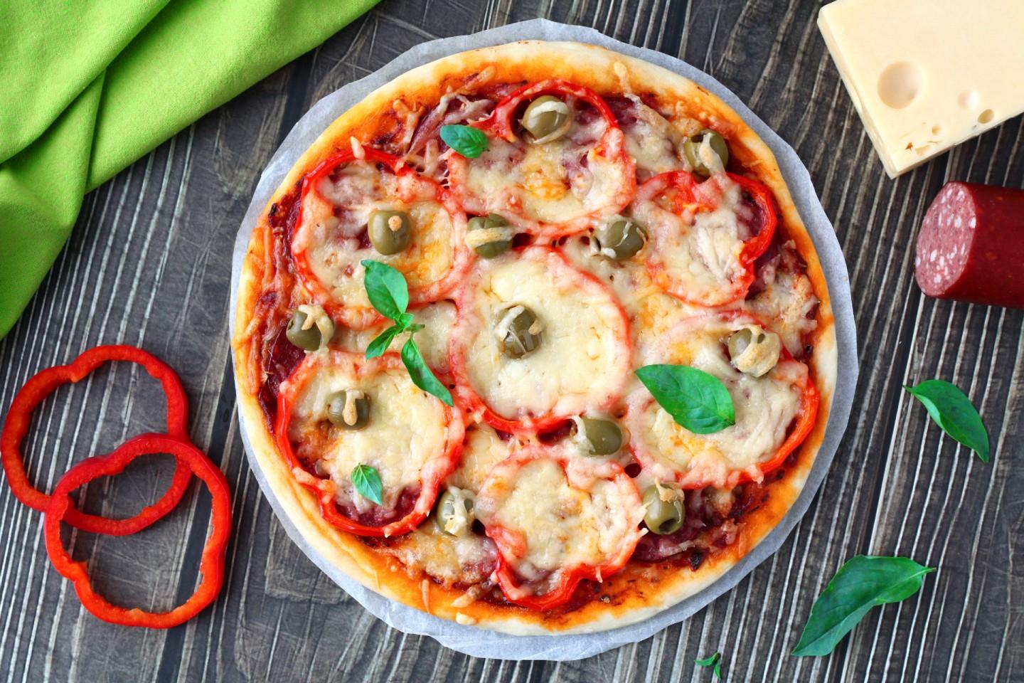 пицца домашняя с сыром и колбасой рецепт с фото пошагово фото 111